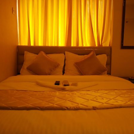 Hotel Silver Castle Мумбаи Экстерьер фото